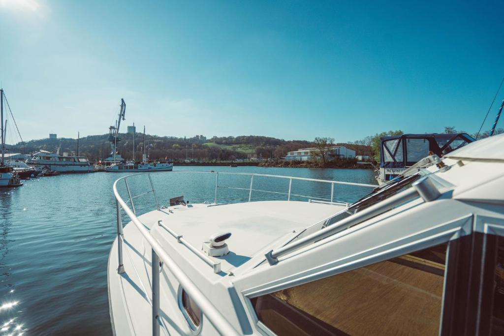 Photo de la galerie de l'établissement NO LIMIT CHARTER bateau avec parking privé proche centre-ville, à Rouen