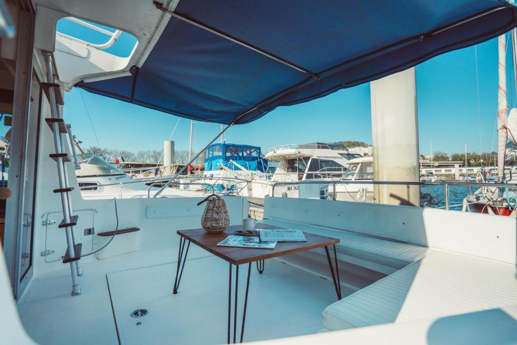 une table sur le pont d'un bateau dans l'établissement NO LIMIT CHARTER bateau avec parking privé proche centre-ville, à Rouen