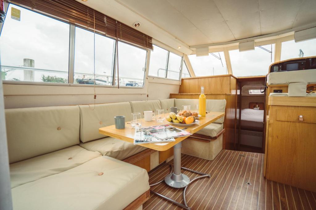 - un coin repas avec une table dans l'établissement NO LIMIT CHARTER bateau avec parking privé proche centre-ville, à Rouen 33 autres photos