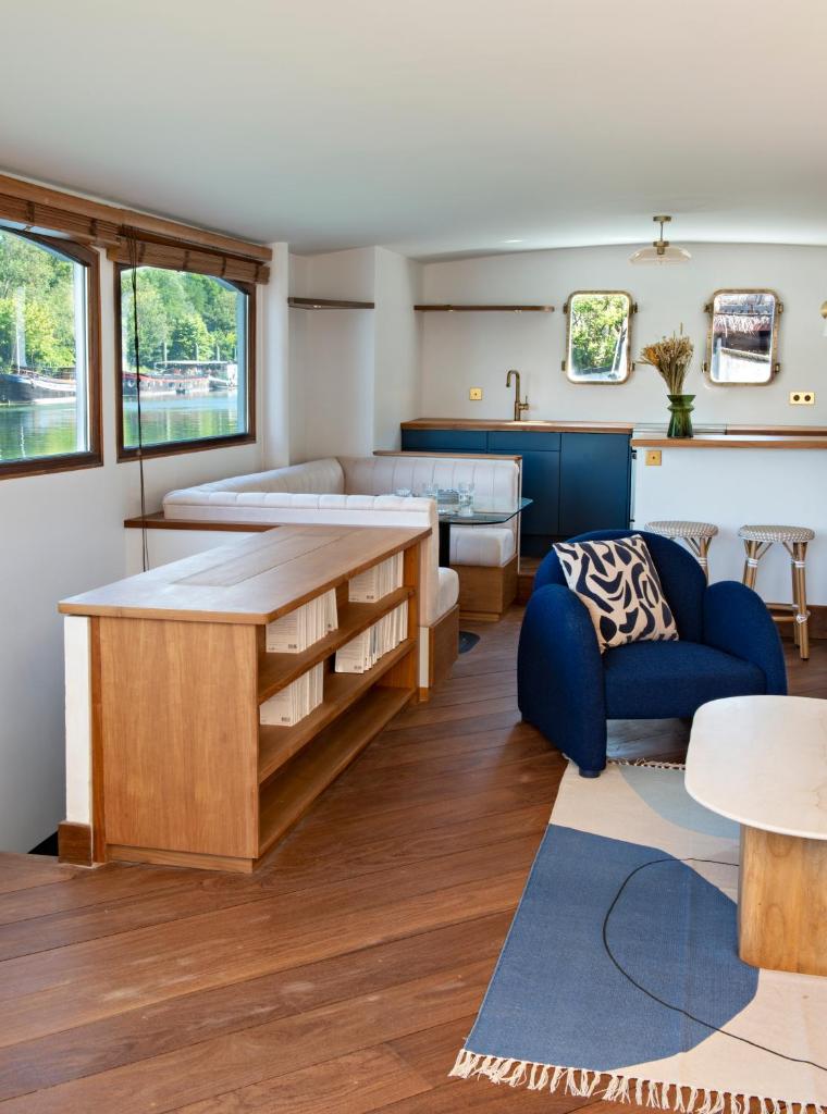 un salon avec une table et un canapé dans l'établissement Escale Sur Seine, à Paris