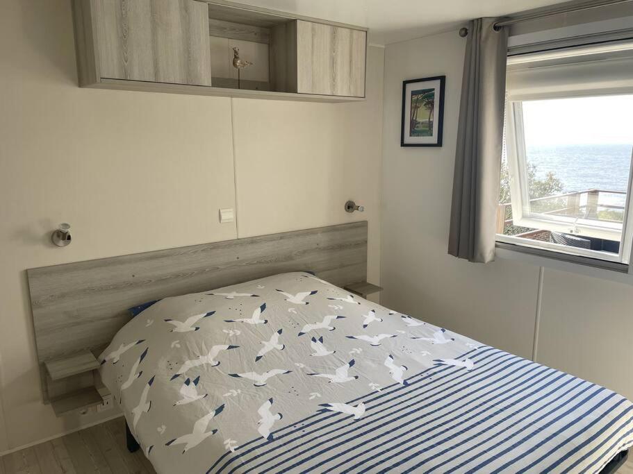 - une chambre avec un lit avec des oiseaux dans l'établissement Blue Horizon, à Saint-Raphaël
