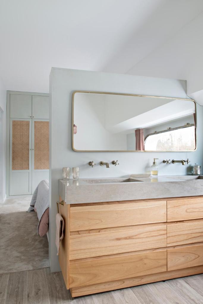 une salle de bain avec un lavabo et un miroir dans l'établissement Escale Sur Seine, à Paris 37 autres photos