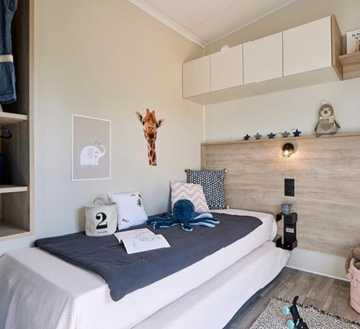 une chambre avec un grand lit dans une pièce dans l'établissement Mobile Evasion okpl BEAUVOIR, à Saint-Raphaël