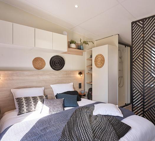 une chambre avec un grand lit dans une pièce dans l'établissement Mobile Evasion okpl BEAUVOIR, à Saint-Raphaël