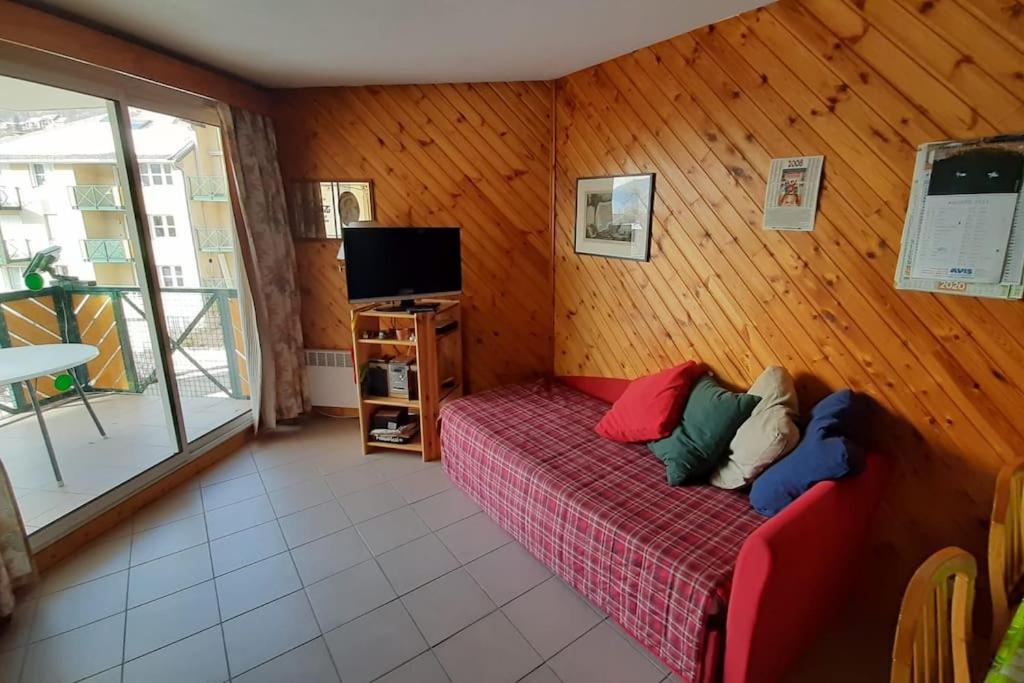 - un salon avec un canapé et des oreillers dans l'établissement Briançon GRANDE TORINO SKYWAY, à Briançon