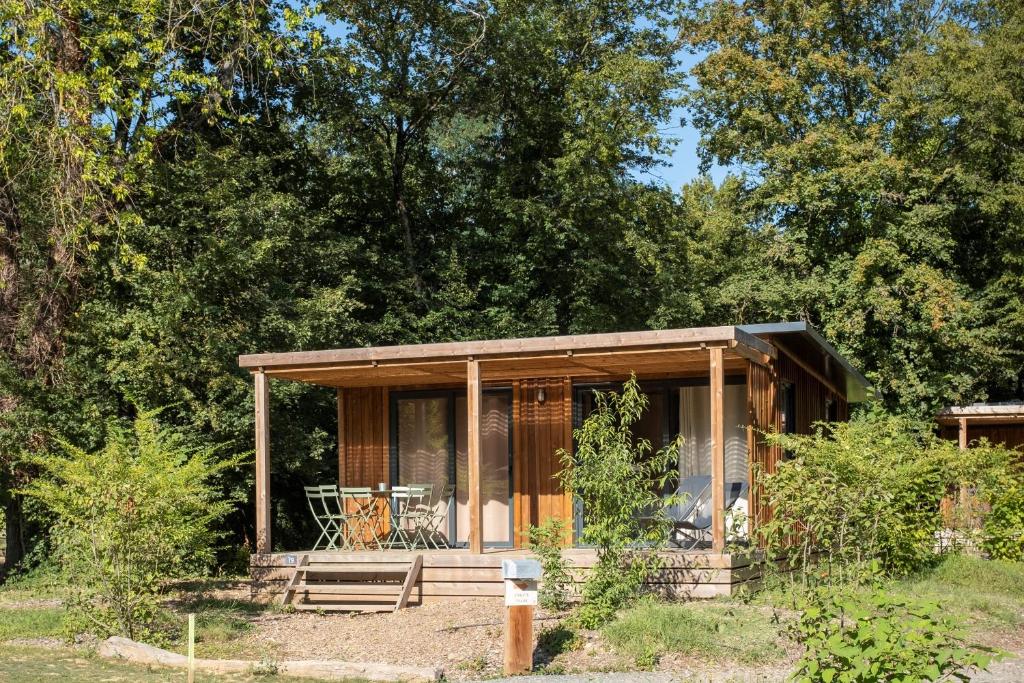 une petite cabane dans les bois avec des arbres dans l'établissement CityKamp Lyon, à Dardilly