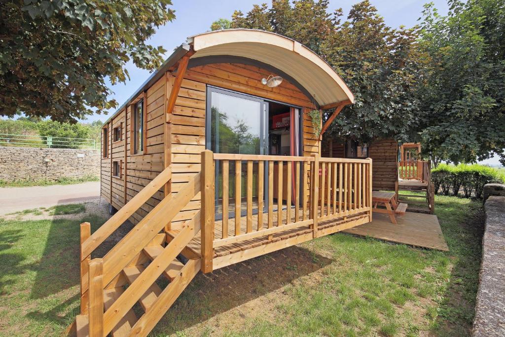 Ce chalet en bois dispose d'un portail et d'une terrasse couverte. dans l'établissement Huttopia Rambouillet, à Rambouillet 25 autres photos