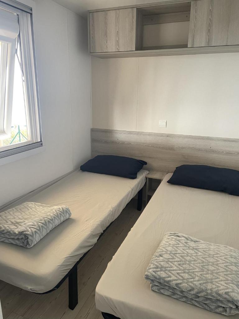 une chambre avec deux lits et une fenêtre dans l'établissement Blue Horizon, à Saint-Raphaël 36 autres photos