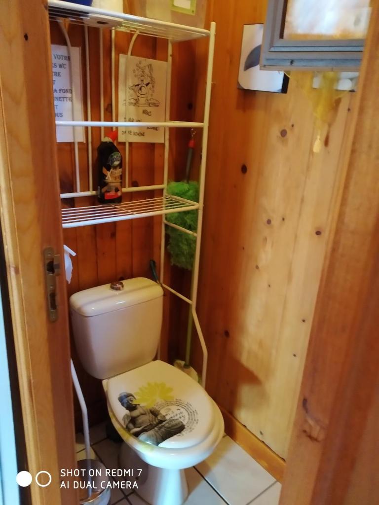 une salle de bain avec toilettes dans une petite pièce dans l'établissement Chalet Camping Les Vignes, à Lit-et-Mixe