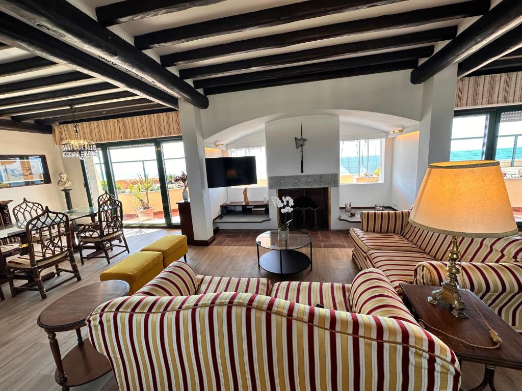 un salon avec deux canapés et une cheminée dans l'établissement Piccadilly Penthouse with Jacuzzi, à Lido di Camaiore