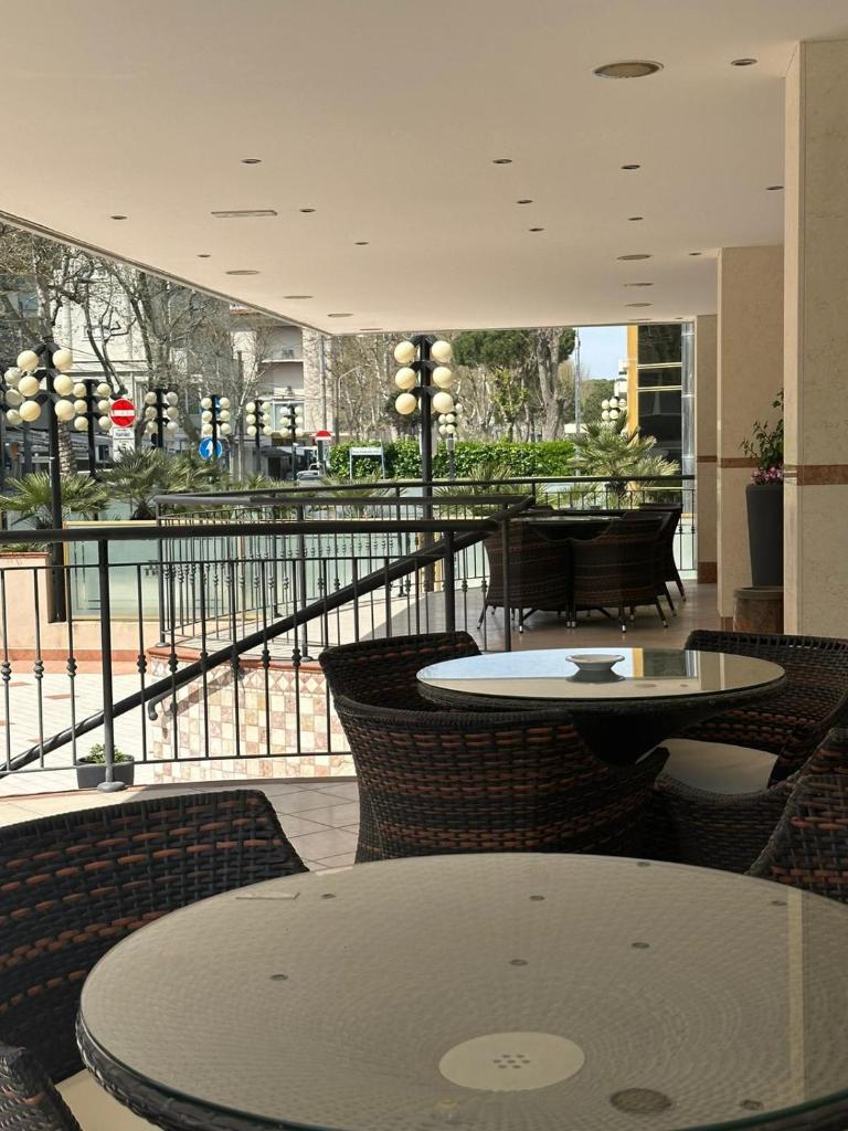 Cette chambre dispose d'une table, de chaises et d'un balcon. dans l'établissement Hotel Ambra, à Rimini