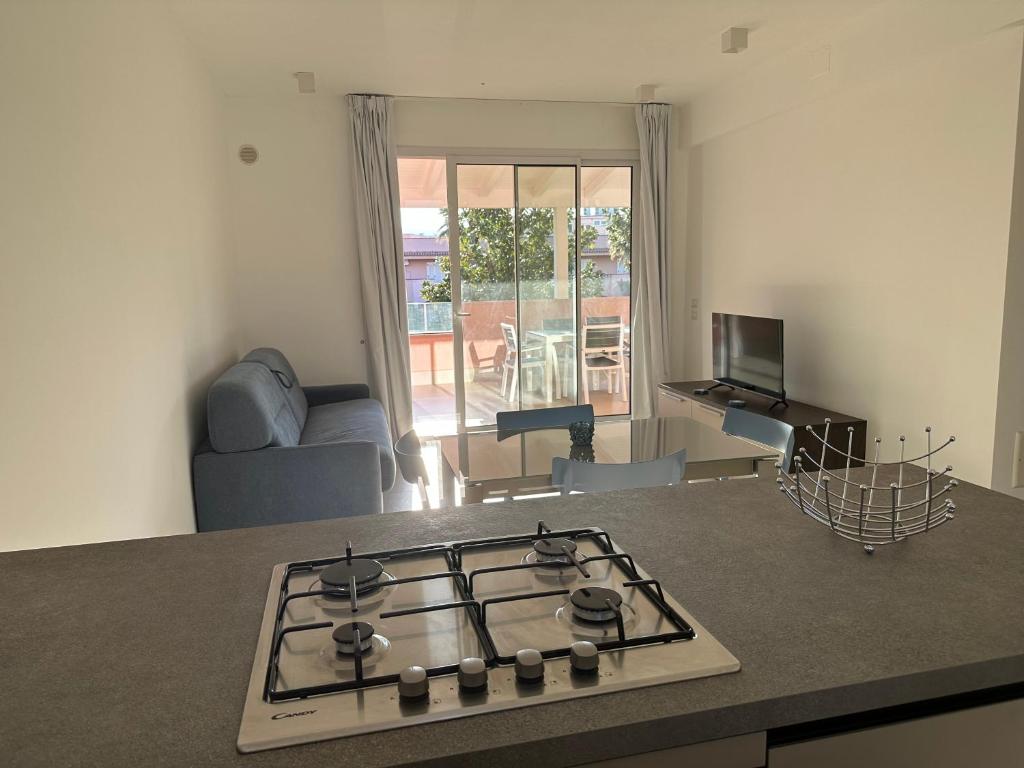 - une cuisine équipée d'une plaque de cuisson en face d'un comptoir dans l'établissement Rubino apparthotel - Portorosa, à Furnari