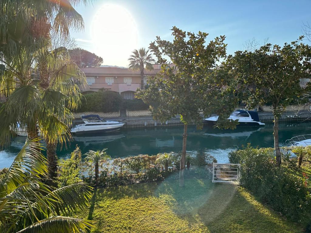 une masse d'eau avec des bateaux à l'intérieur dans l'établissement Rubino apparthotel - Portorosa, à Furnari
