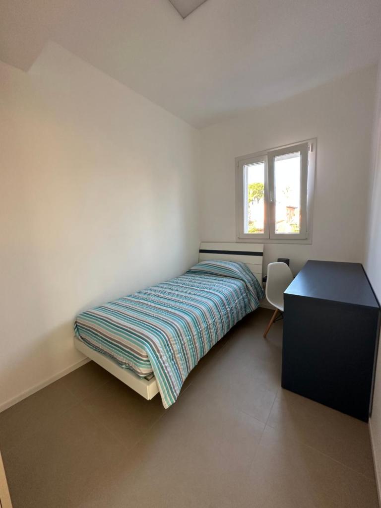 une chambre avec un lit, un bureau et une fenêtre dans l'établissement Rubino apparthotel - Portorosa, à Furnari