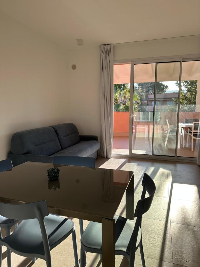un salon avec un canapé, une table et des chaises dans l'établissement Rubino apparthotel - Portorosa, à Furnari 7 autres photos