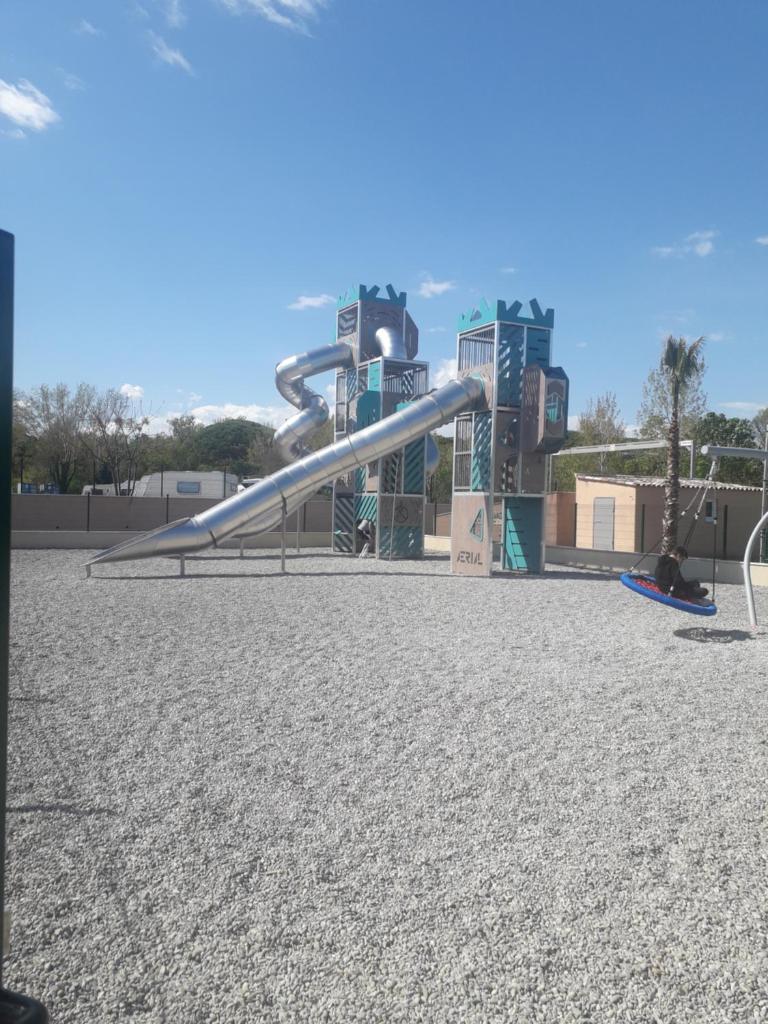 - un toboggan dans une aire de jeux dans un parc dans l'établissement mobil home neuf 2 chambres 6 personnes Saint Aygulf plage, à Fréjus
