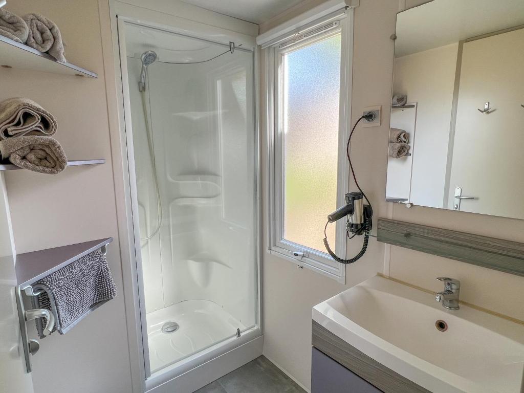 une salle de bain blanche avec une douche et un lavabo dans l'établissement Sas Robrecht, à Saint-Tropez 37 autres photos