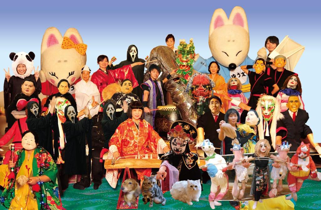 un groupe de personnes en costumes posant une photo dans l'établissement Tokiwa, à Yamaguchi