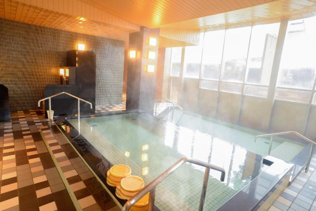 une grande piscine dans un immeuble dans l'établissement Ooedo Onsen Monogatari Premium Kinosaki, à Toyooka