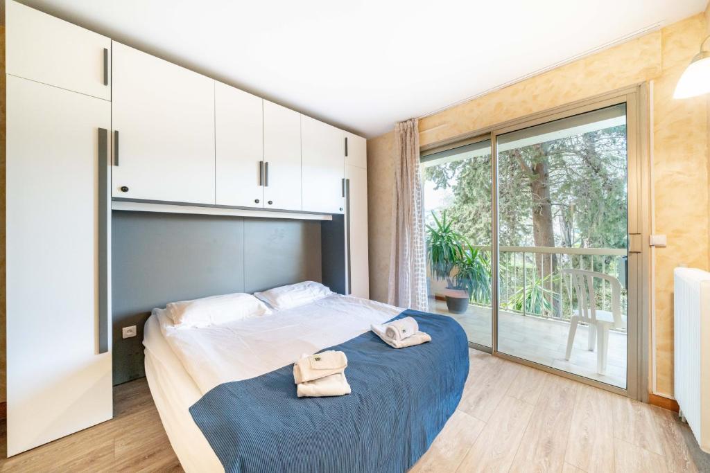 une chambre avec un lit avec deux serviettes dessus dans l'établissement Spacious apartment at a 5 min walk from the beach, à Antibes 37 autres photos