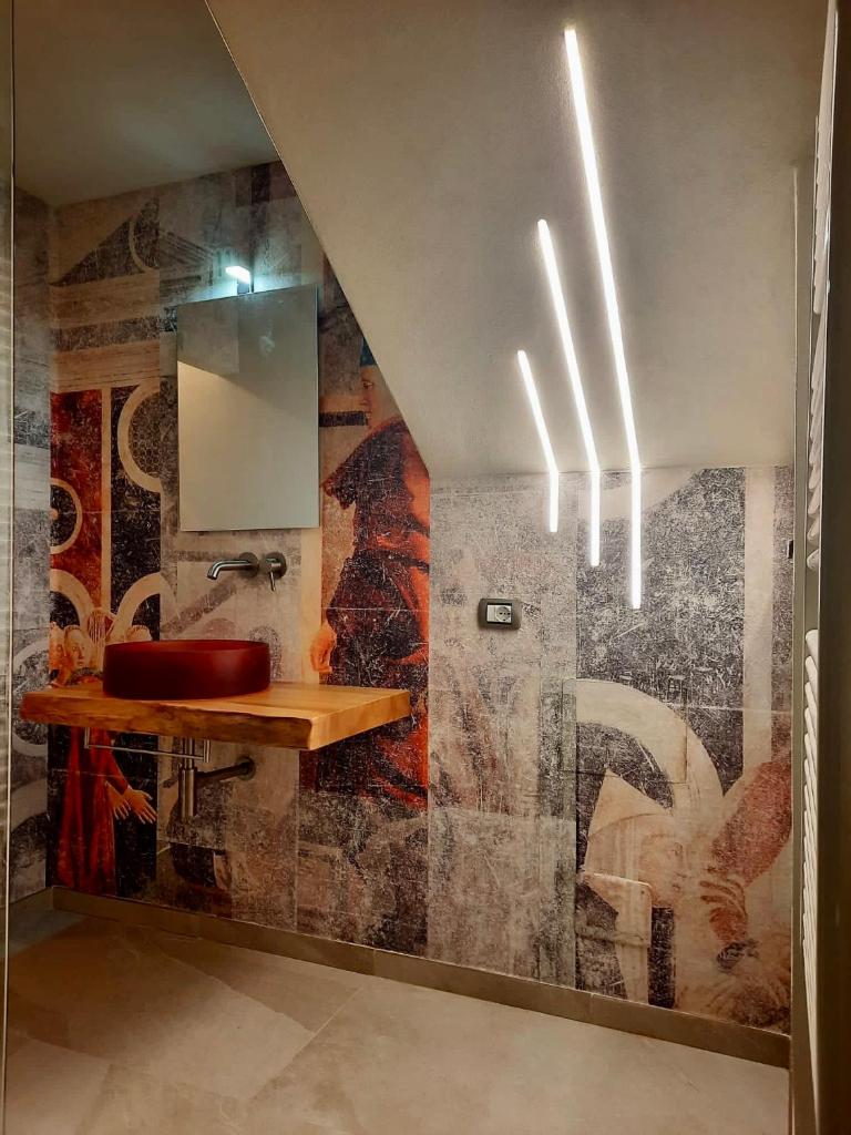 une salle de bain avec un lavabo et un miroir dans l'établissement Le Lanterne - Villa vista mare, à Massarosa 21 autres photos