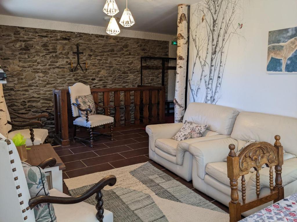 Photo de la galerie de l'établissement Atalaya - Montserrat Figueras - Gîte pour 8 personnes - 4 chambres en suite - Piscine, à Llo
