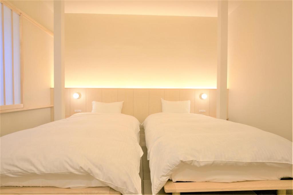 deux lits côte à côte dans une chambre dans l'établissement Zen no Yu, à Kawazu 37 autres photos