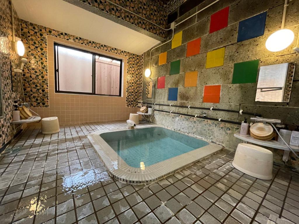 d'une salle de bains avec bain à remous dans la chambre dans l'établissement Sakaenoyu Ryokan, à Matsumoto