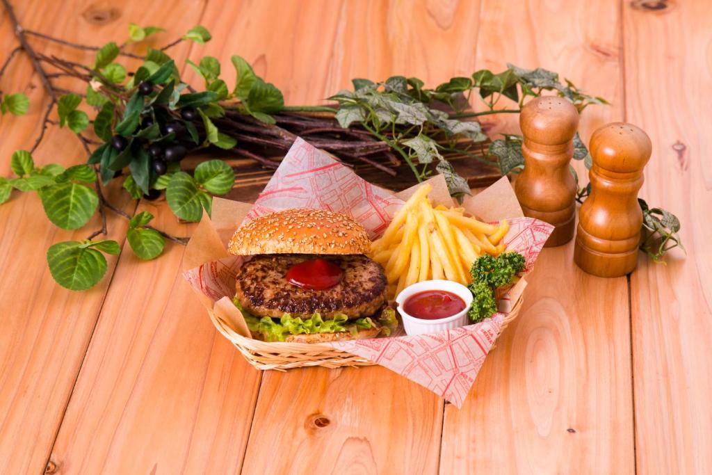 - un panier de nourriture avec un hamburger et des frites dans l'établissement ホテルDEN, à Tokyo