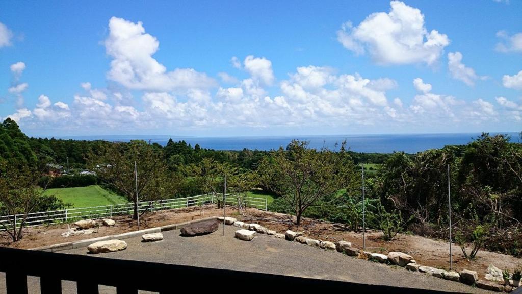 - une vue sur un jardin avec des moutons dans un champ dans l'établissement Maetakeso, à Yakushima