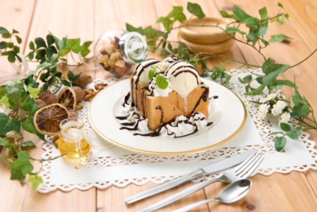 un gâteau sur une assiette sur une table dans l'établissement ホテルDEN, à Tokyo