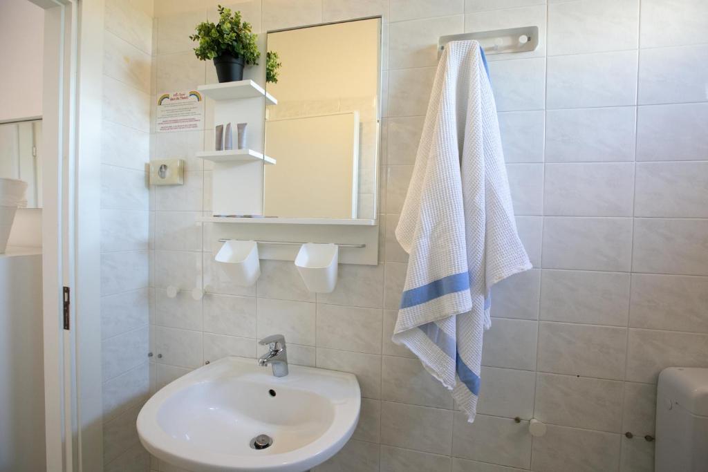 une salle de bain avec un lavabo et un miroir dans l'établissement Villa Gioiosa Beach & Water Park B&B, à Rimini