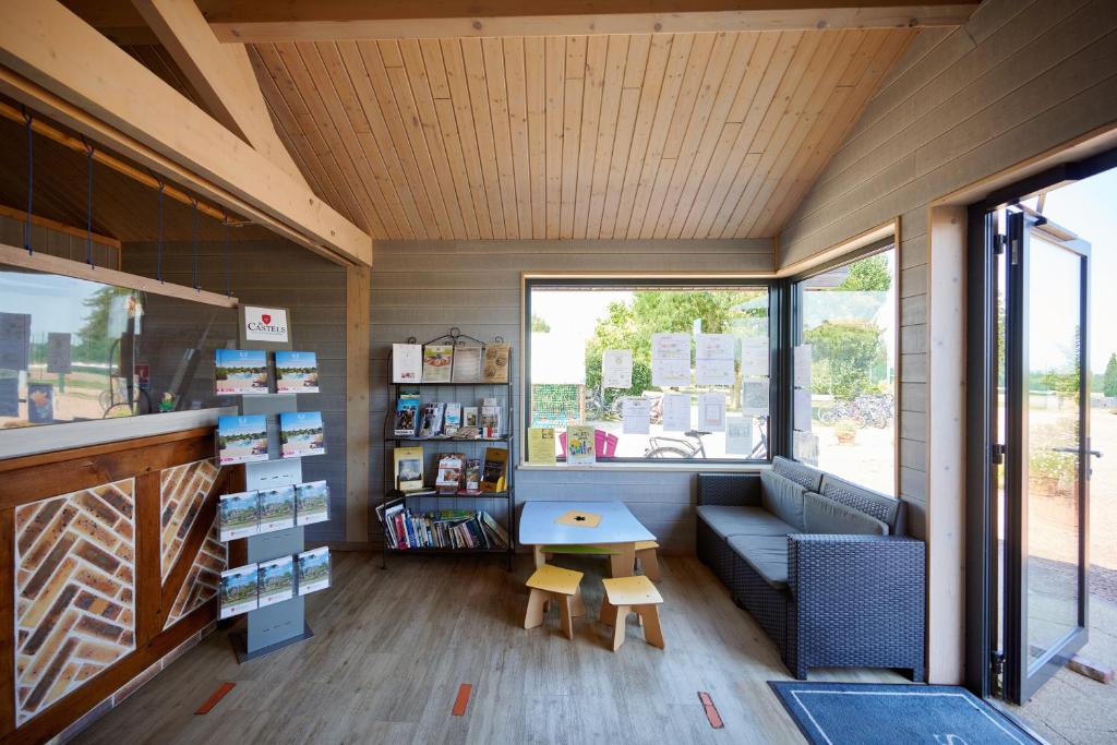 une chambre avec un canapé, une table et une fenêtre dans l'établissement Glamping Gien, à Poilly-lez-Gien