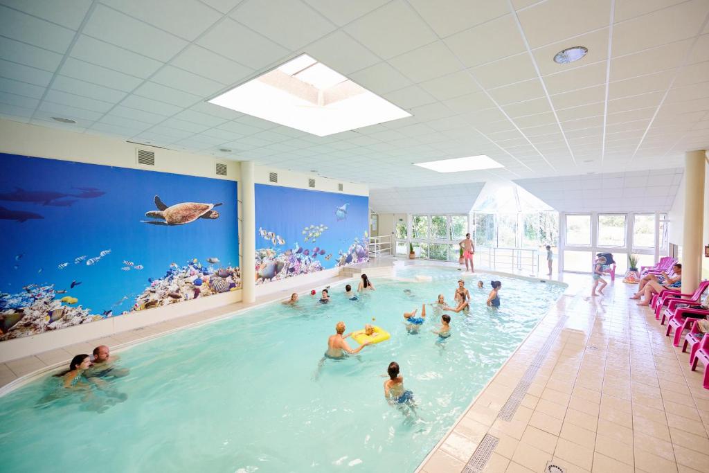 un groupe de personnes dans une piscine dans l'établissement Glamping Gien, à Poilly-lez-Gien