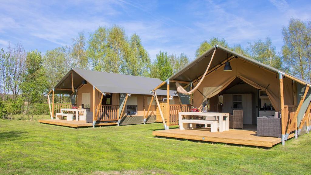 - deux grandes tentes dans une cour dans l'établissement Glamping Gien, à Poilly-lez-Gien