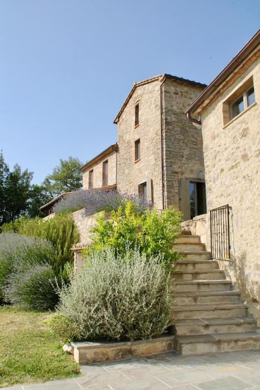 un bâtiment en briques avec un escalier en face de celui-ci dans l'établissement Torricella, à Città di Castello