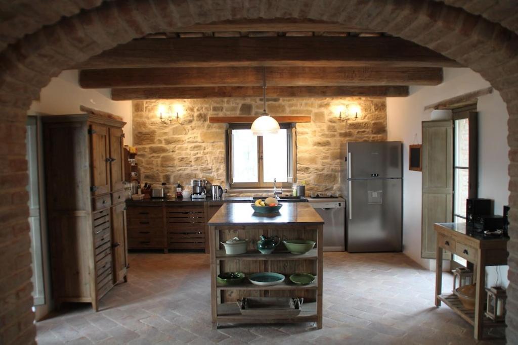 Il comprend une cuisine équipée d'un comptoir et d'un réfrigérateur. dans l'établissement Torricella, à Città di Castello