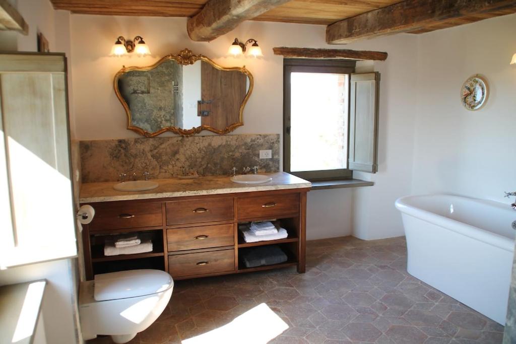 une salle de bain avec toilettes, lavabo et baignoire dans l'établissement Torricella, à Città di Castello