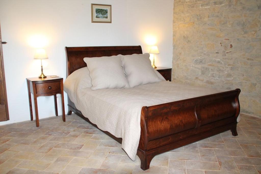 une chambre avec un lit avec deux tables de nuit et deux lampes dans l'établissement Torricella, à Città di Castello