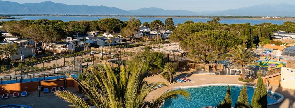 une vue aérienne d'un complexe avec piscine dans l'établissement Mobil-home à 100m des plages - tout équipé - 8 pers - Camping Siblu 4 étoiles, à Canet