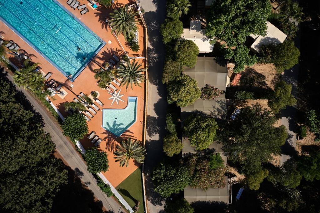 - une vue de tête sur un parking avec une piscine dans l'établissement Glamping Côte d'Azur, à Roquebrune-sur Argens
