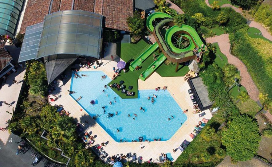 - une vue sur un parc aquatique avec une piscine dans l'établissement Mobilhome Confort Moana 1-6 p, Camping Sen-Yan 5 Stars, à Mézos