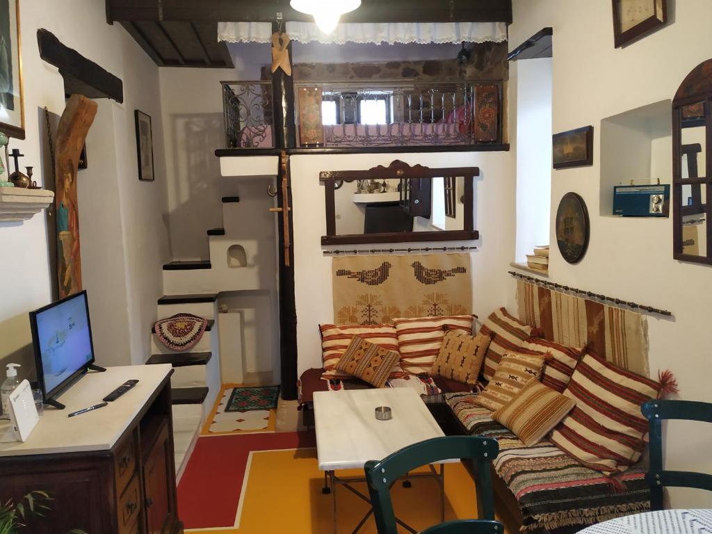 xenios Z rustic rural cottage 5