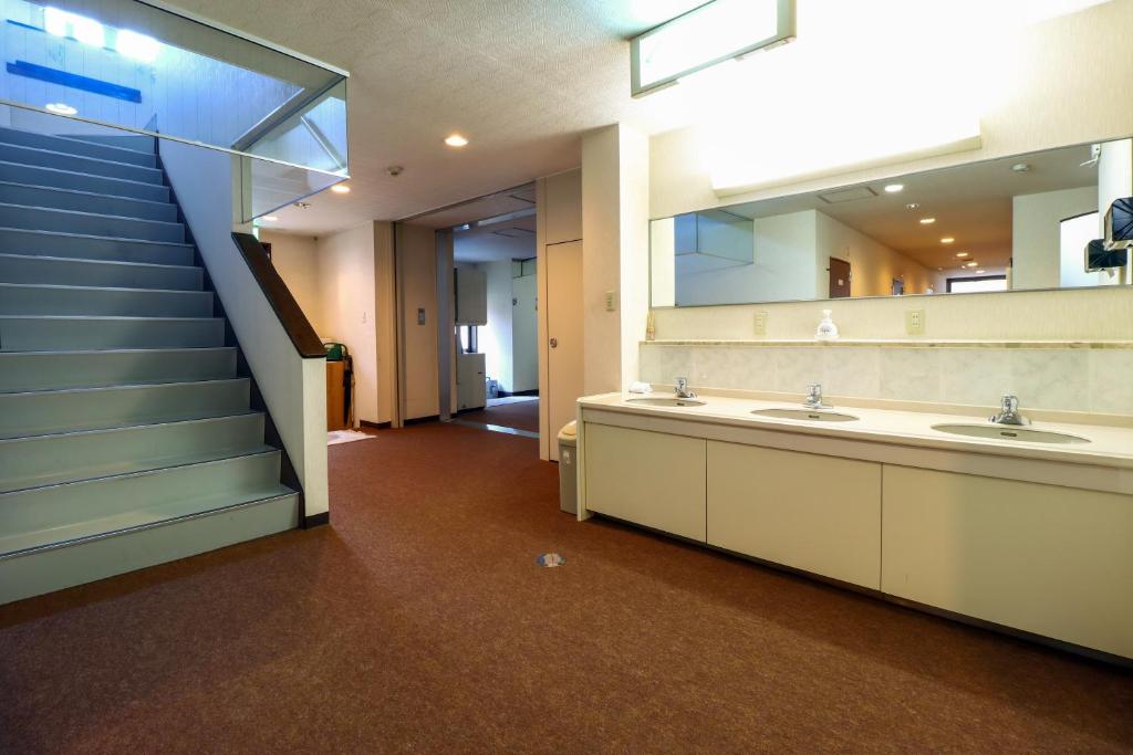 La salle de bains est pourvue de 2 lavabos et d'un escalier. dans l'établissement Kobori Ryokan, à Hirosaki 37 autres photos