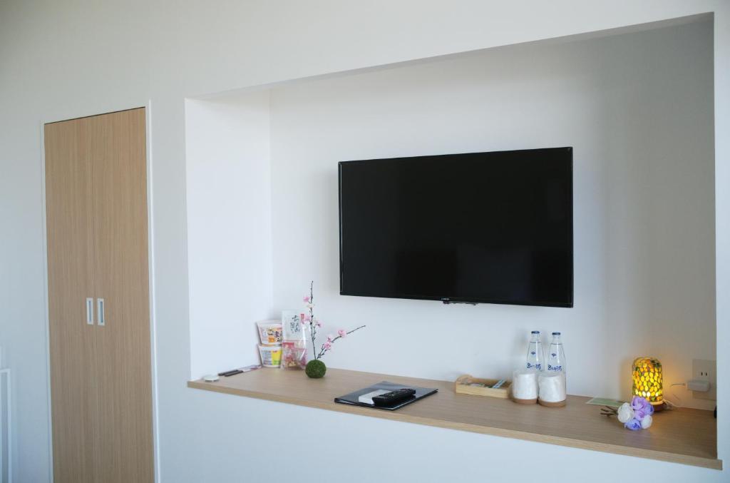 un salon avec une télévision sur un mur dans l'établissement gran terrace Le Lien Hakone, à Hakone 37 autres photos