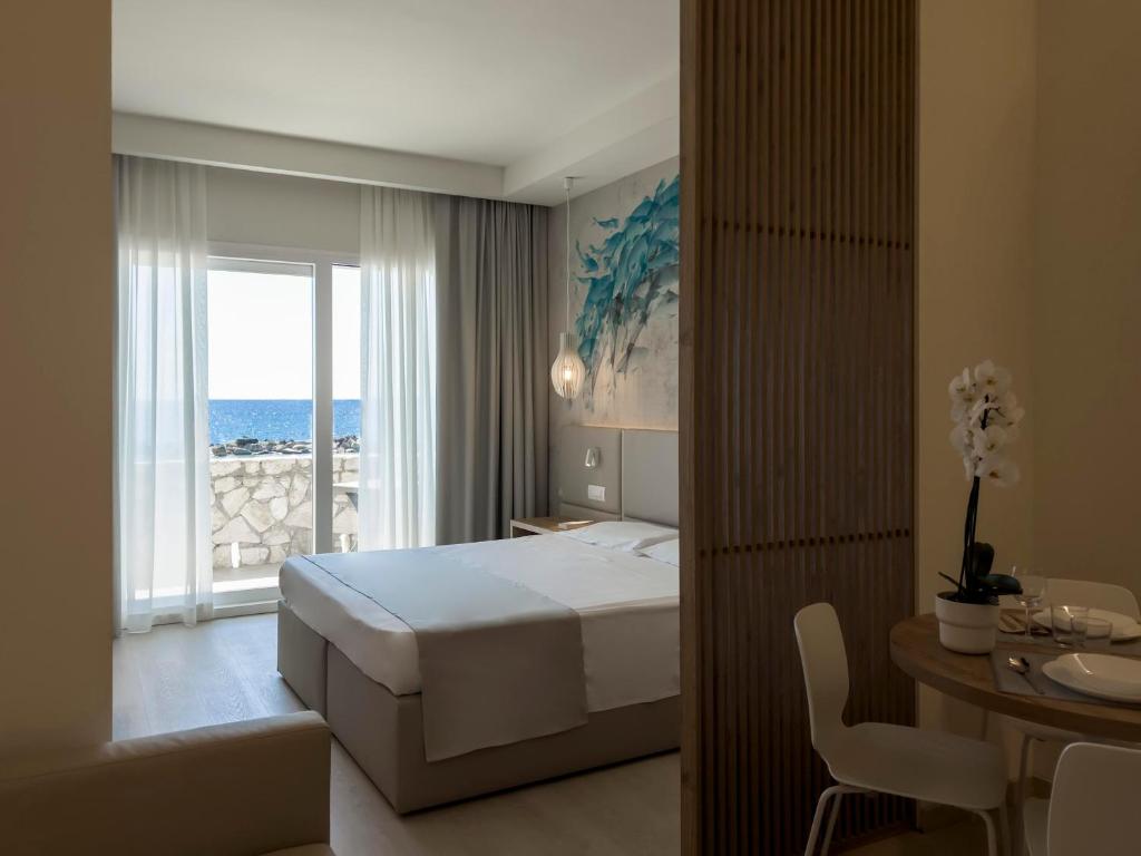 une chambre avec un lit et une vue sur l'océan dans l'établissement Hotel Rex, à Livourne