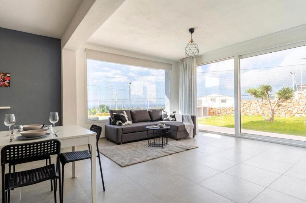 un salon avec un canapé et une table dans l'établissement Villa Sikania Seaview Scopello, à Castellammare del Golfo