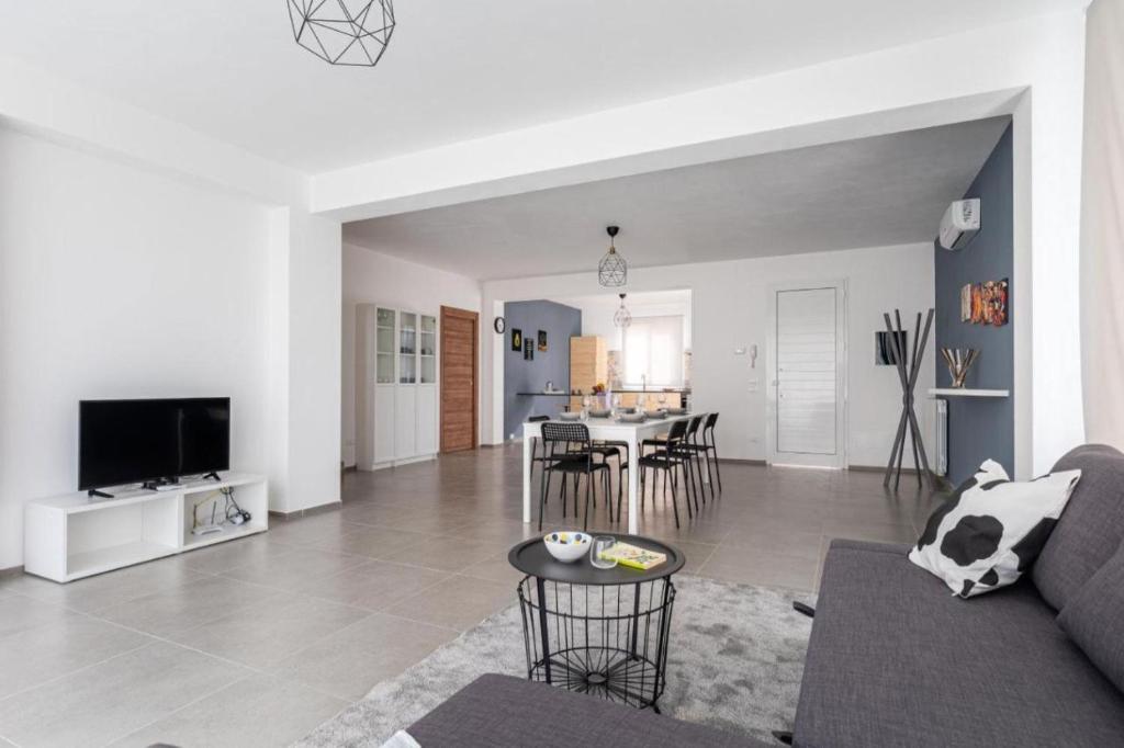 un salon avec un canapé et une table dans l'établissement Villa Sikania Seaview Scopello, à Castellammare del Golfo