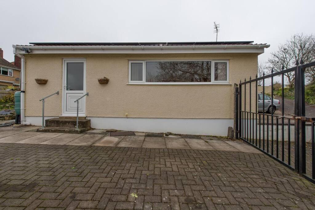 Bristol self-catering studio+kitchen+parking 7