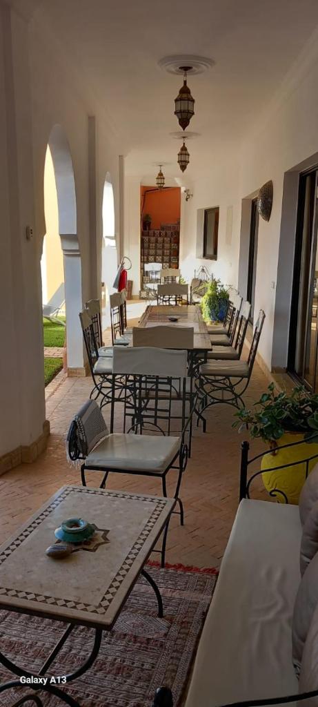 un groupe de tables et de chaises dans une pièce dans l'établissement Riad Asmaa Agadir, à Agadir